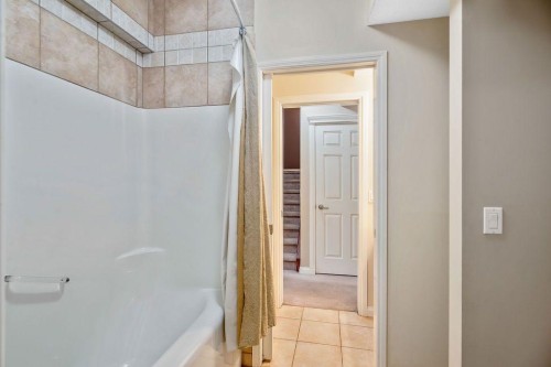 21 Royal Ridge Hill Nw, Calgary, AB - Indoor Photo Showing Bathroom