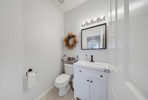 71 Pantego Way Nw, Calgary, AB - Indoor Photo Showing Bathroom