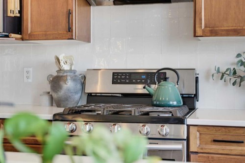 71 Pantego Way Nw, Calgary, AB - Indoor Photo Showing Kitchen