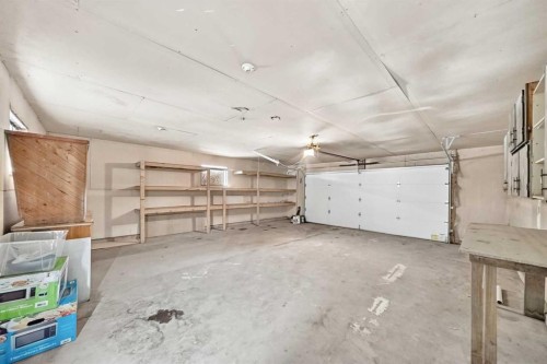 6607 Malvern Road Ne, Calgary, AB - Indoor Photo Showing Garage