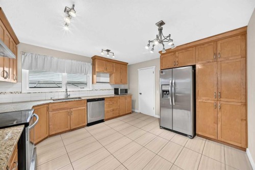 6607 Malvern Road Ne, Calgary, AB - Indoor Photo Showing Kitchen