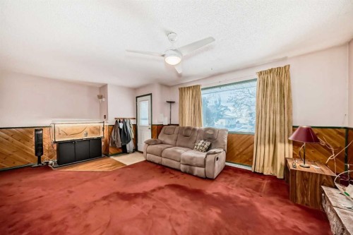2622 42 Street Se, Calgary, AB - Indoor Photo Showing Living Room