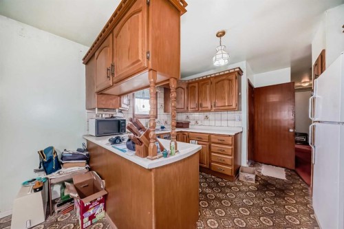 2622 42 Street Se, Calgary, AB - Indoor Photo Showing Kitchen