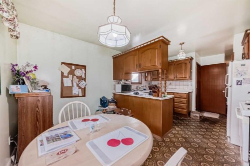 2622 42 Street Se, Calgary, AB - Indoor