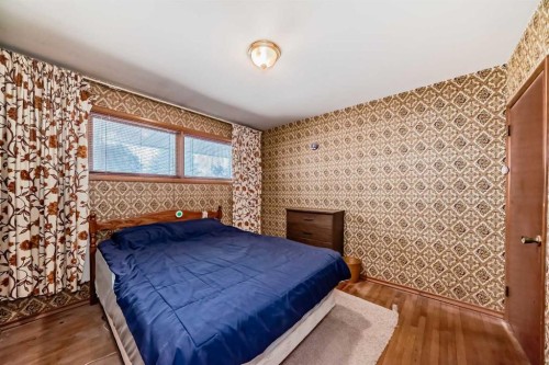 2622 42 Street Se, Calgary, AB - Indoor Photo Showing Bedroom