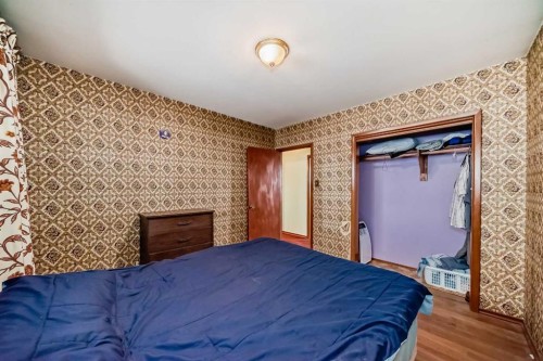 2622 42 Street Se, Calgary, AB - Indoor Photo Showing Bedroom