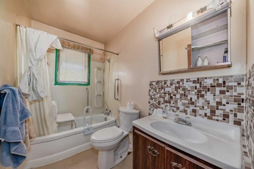 2622 42 Street Se, Calgary, AB - Indoor Photo Showing Bathroom