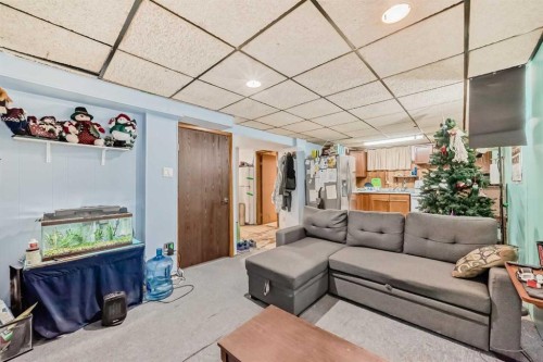 2622 42 Street Se, Calgary, AB - Indoor