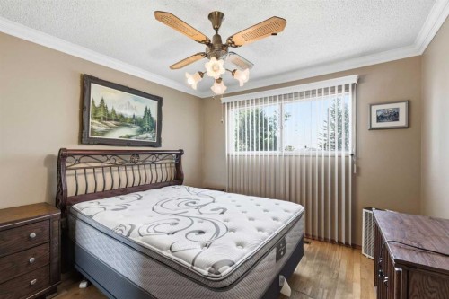 16 Dalroy Crescent Nw, Calgary, AB - Indoor Photo Showing Bedroom