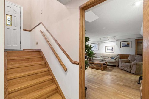 16 Dalroy Crescent Nw, Calgary, AB - Indoor Photo Showing Other Room