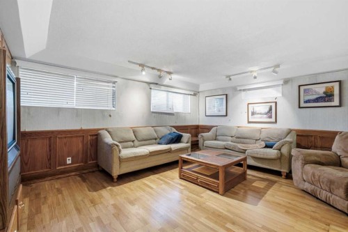 16 Dalroy Crescent Nw, Calgary, AB - Indoor Photo Showing Living Room