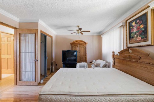 16 Dalroy Crescent Nw, Calgary, AB - Indoor Photo Showing Bedroom