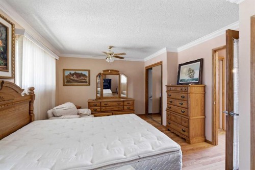 16 Dalroy Crescent Nw, Calgary, AB - Indoor Photo Showing Bedroom