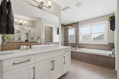 27 Sundown Way, Cochrane, AB - Indoor Photo Showing Bathroom