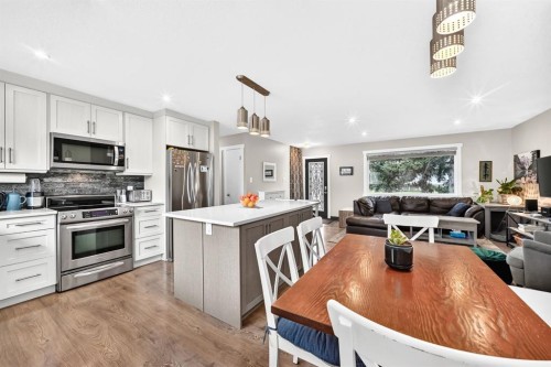 4824 41 Avenue Sw, Calgary, AB - Indoor Photo Showing Kitchen With Stainless Steel Kitchen