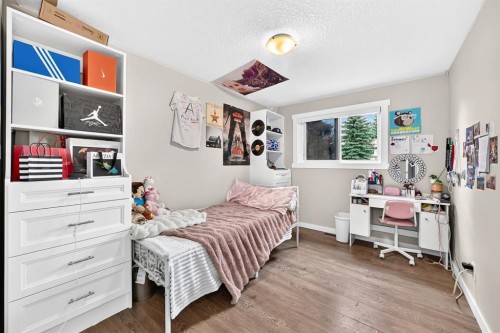 4824 41 Avenue Sw, Calgary, AB - Indoor Photo Showing Bedroom