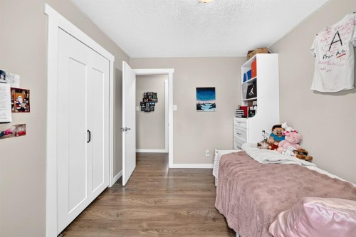 4824 41 Avenue Sw, Calgary, AB - Indoor Photo Showing Bedroom
