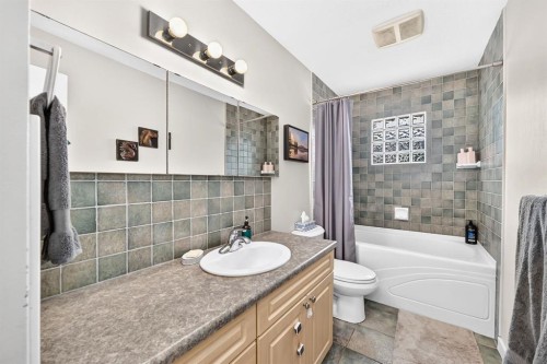 4824 41 Avenue Sw, Calgary, AB - Indoor Photo Showing Bathroom