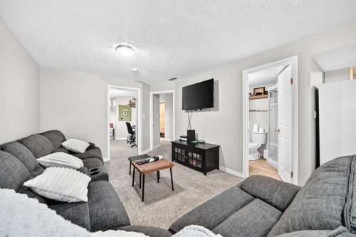 4824 41 Avenue Sw, Calgary, AB - Indoor Photo Showing Living Room