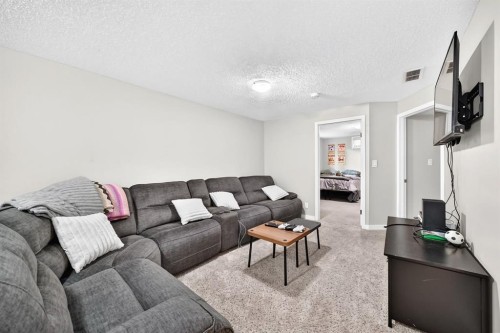 4824 41 Avenue Sw, Calgary, AB - Indoor Photo Showing Living Room