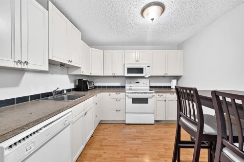 4824 41 Avenue Sw, Calgary, AB - Indoor Photo Showing Kitchen
