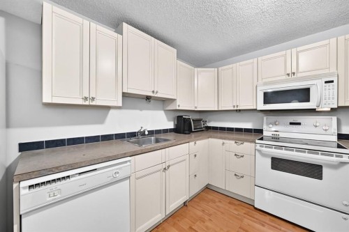 4824 41 Avenue Sw, Calgary, AB - Indoor Photo Showing Kitchen
