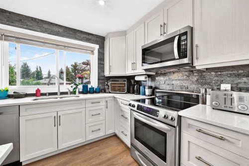 4824 41 Avenue Sw, Calgary, AB - Indoor Photo Showing Kitchen With Upgraded Kitchen