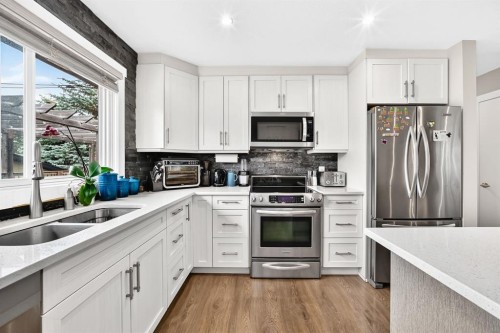 4824 41 Avenue Sw, Calgary, AB - Indoor Photo Showing Kitchen With Double Sink