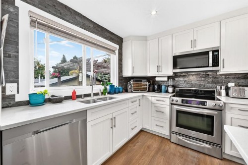 4824 41 Avenue Sw, Calgary, AB - Indoor Photo Showing Kitchen With Double Sink
