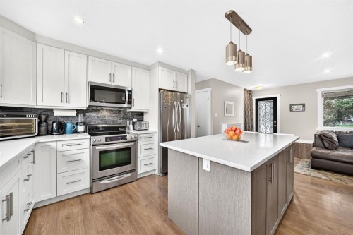 4824 41 Avenue Sw, Calgary, AB - Indoor Photo Showing Kitchen