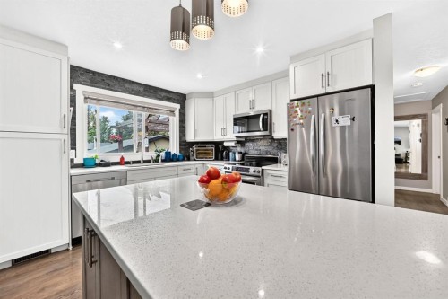 4824 41 Avenue Sw, Calgary, AB - Indoor Photo Showing Kitchen With Upgraded Kitchen