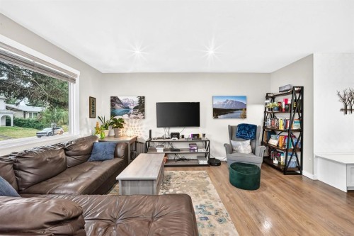 4824 41 Avenue Sw, Calgary, AB - Indoor Photo Showing Living Room
