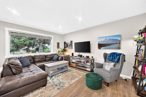 4824 41 Avenue Sw, Calgary, AB - Indoor Photo Showing Living Room