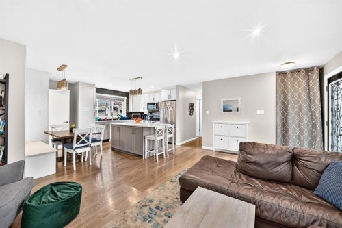 4824 41 Avenue Sw, Calgary, AB - Indoor Photo Showing Living Room