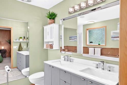 206 Panamount Grove Nw, Calgary, AB - Indoor Photo Showing Bathroom