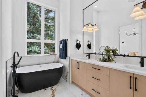 3613 2 Street Nw, Calgary, AB - Indoor Photo Showing Bathroom