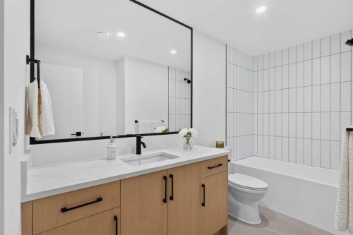 3613 2 Street Nw, Calgary, AB - Indoor Photo Showing Bathroom