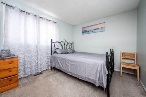 356 Falmere Road Ne, Calgary, AB - Indoor Photo Showing Bedroom
