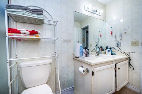 356 Falmere Road Ne, Calgary, AB - Indoor Photo Showing Bathroom
