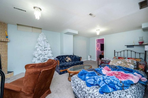 356 Falmere Road Ne, Calgary, AB - Indoor Photo Showing Bedroom