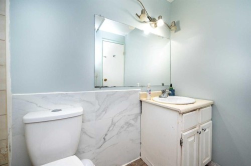 356 Falmere Road Ne, Calgary, AB - Indoor Photo Showing Bathroom