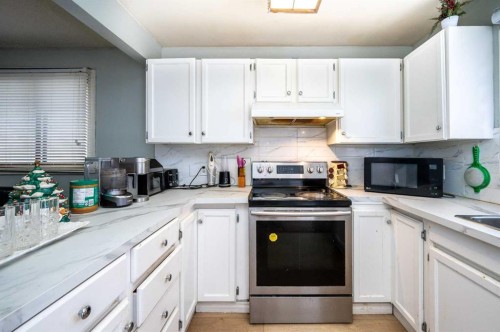 356 Falmere Road Ne, Calgary, AB - Indoor Photo Showing Kitchen