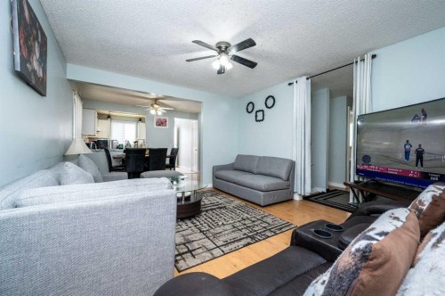 356 Falmere Road Ne, Calgary, AB - Indoor Photo Showing Living Room