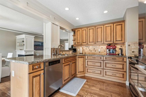 315 45 Avenue Sw, Calgary, AB - Indoor Photo Showing Kitchen