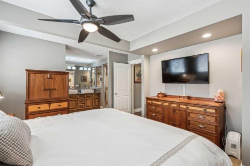315 45 Avenue Sw, Calgary, AB - Indoor Photo Showing Bedroom