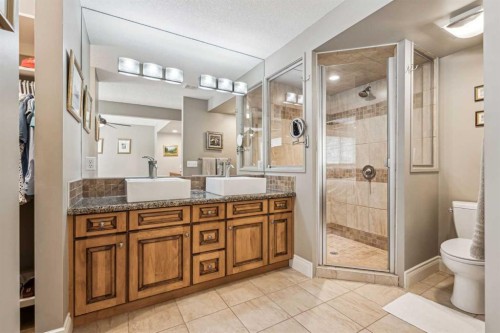 315 45 Avenue Sw, Calgary, AB - Indoor Photo Showing Bathroom