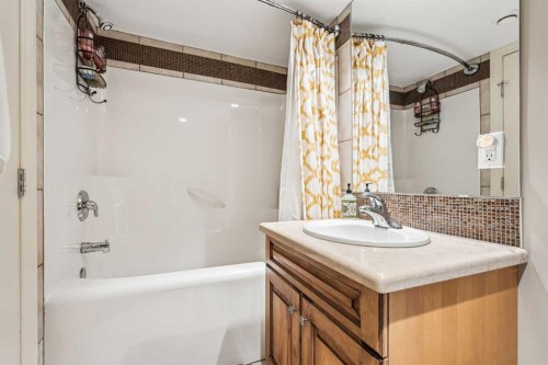 315 45 Avenue Sw, Calgary, AB - Indoor Photo Showing Bathroom