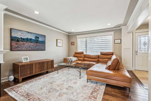 315 45 Avenue Sw, Calgary, AB - Indoor Photo Showing Living Room