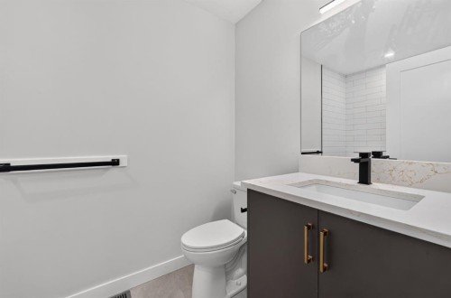 2022 12 Avenue Sw, Calgary, AB - Indoor Photo Showing Bathroom