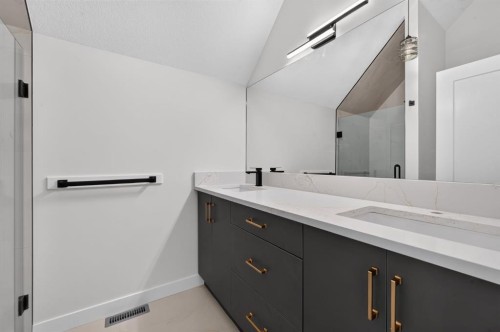2022 12 Avenue Sw, Calgary, AB - Indoor Photo Showing Bathroom